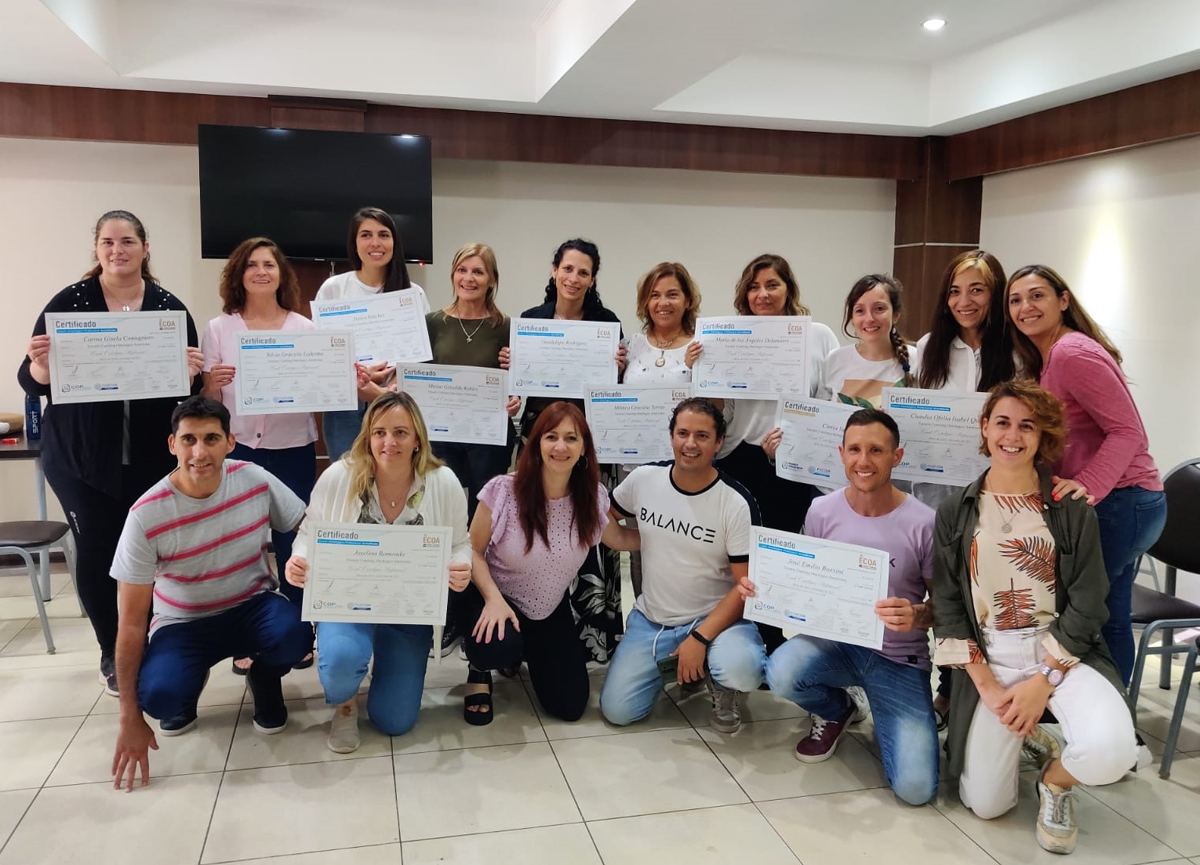 Grupo de estudiantes de ECOA con sus certificados