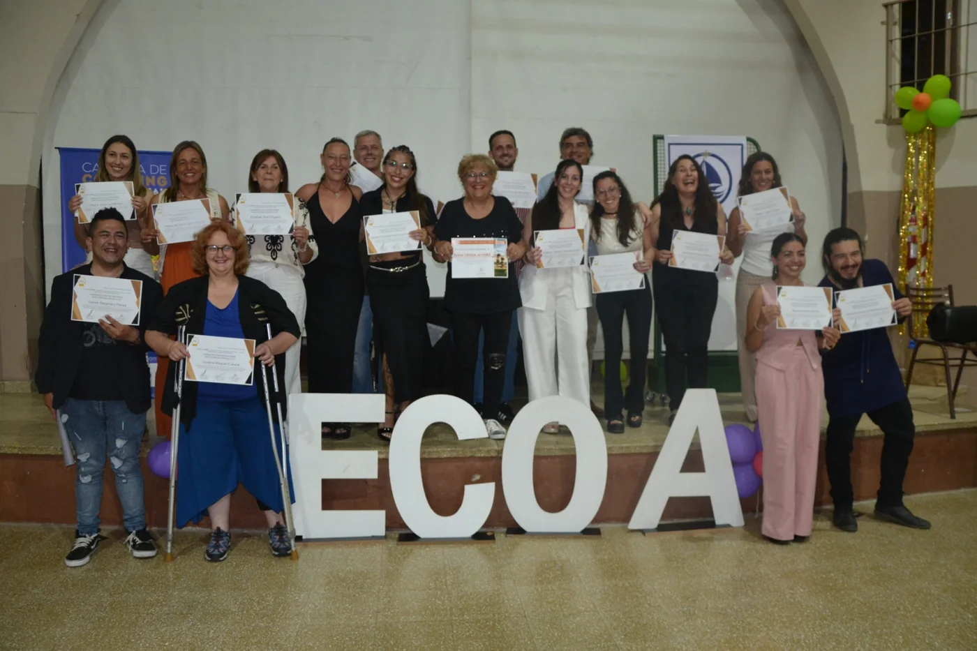 Grupo de estudiantes de ECOA con certificados en un encuentro de la escuela