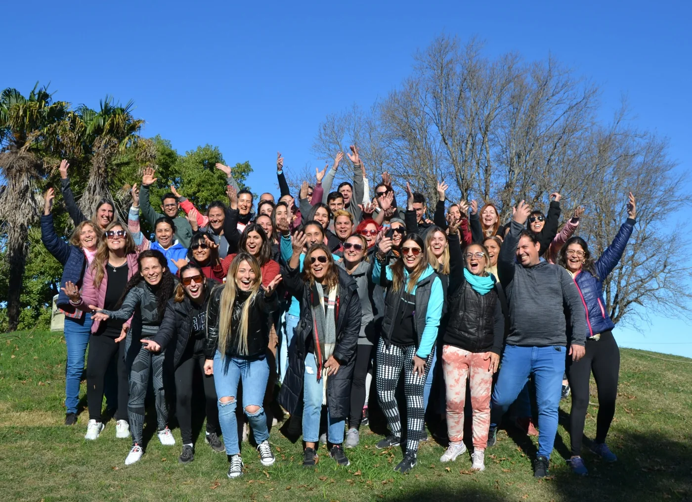 Grupo de estudiantes de ECOA reunidos al aire libre durante un encuentro