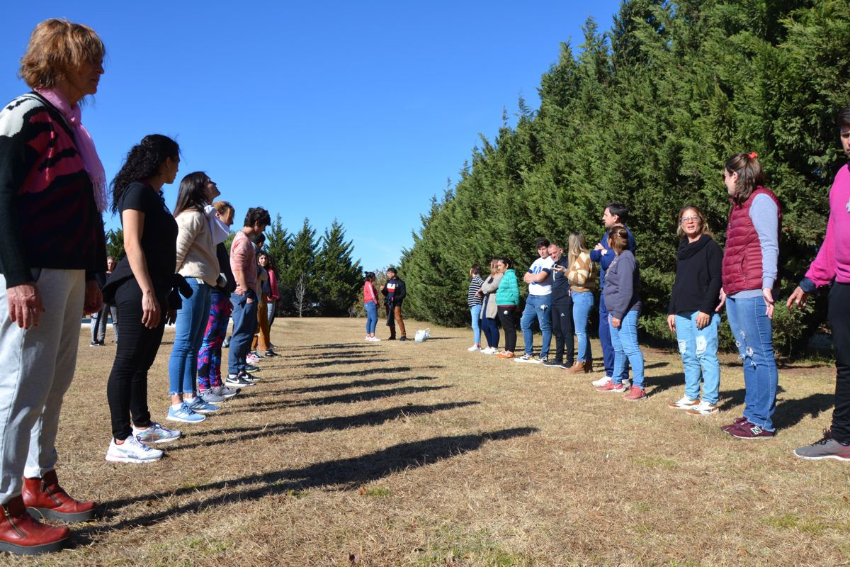 Estudiantes participando de una dinámica en parejas al aire libre